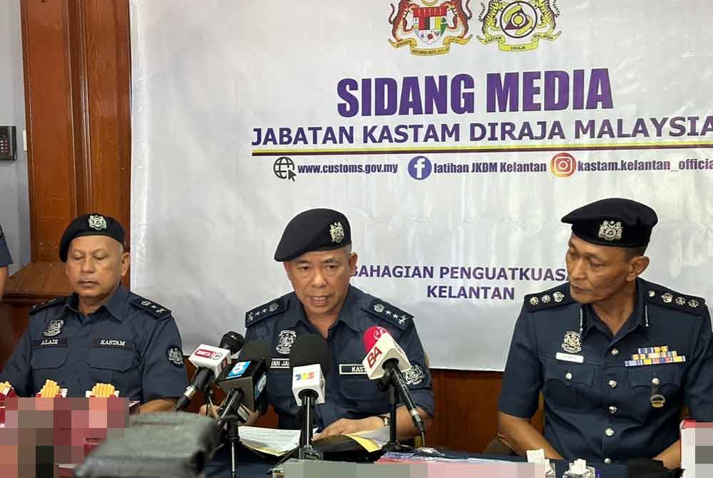Wan Jamal Abdul Salam (tengah) ketika sidang akhbar di Kota Bharu pada Isnin.