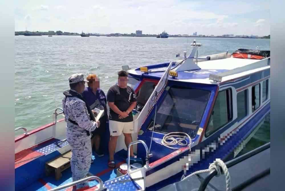 Maritim Selangor menahan sebuah bot kerana membawa lebihan penumpang pada sekitar 1 tengah hari di 0.3 batu nautika selatan Tanjung Harapan, dekat sini, pada Ahad. Foto Maritim Malaysia