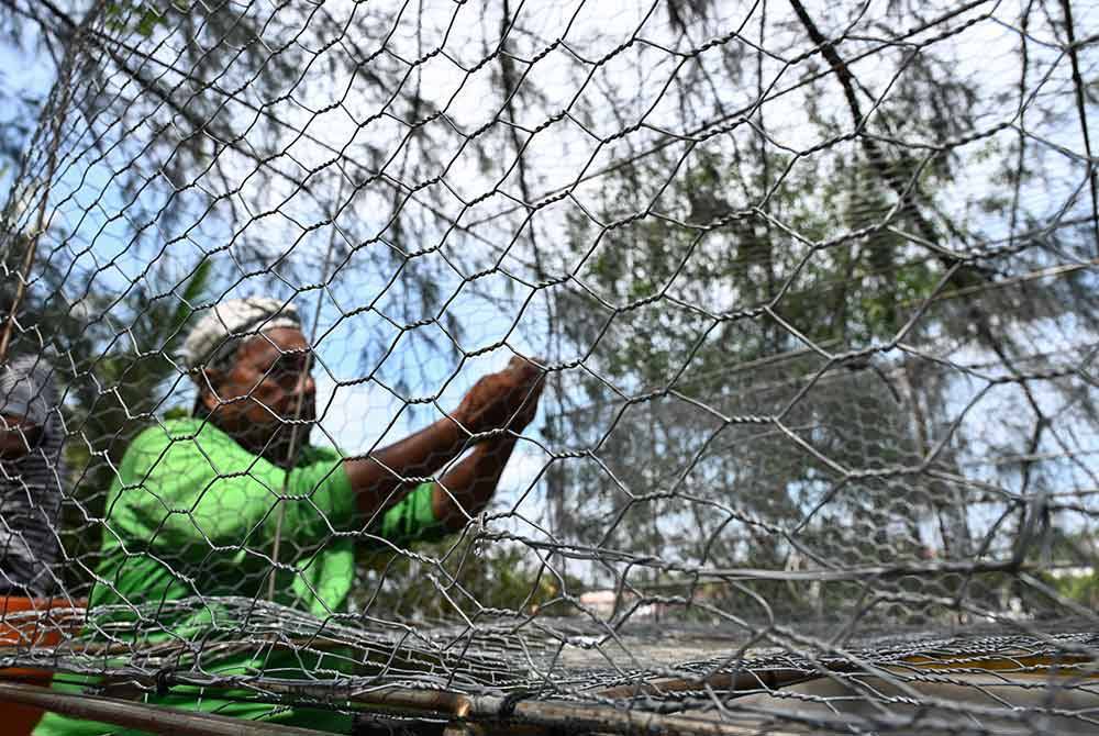 Nelayan, Shafie Abdullah, 64, menyiapkan bubu ikan bagi menangkap hasil laut ketika tinjauan di Pulau Kekabu hari ini.