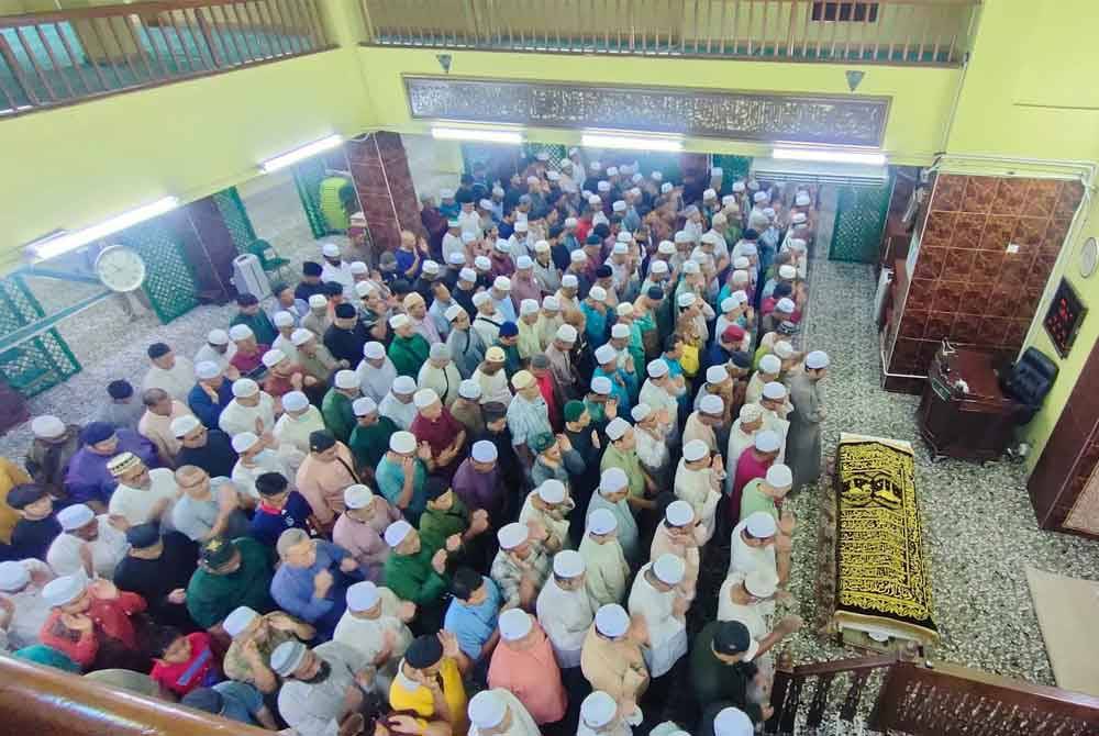 Jenazah selesai disolatkan pada jam 11 pagi di Masjid Kariah Batu 10 Cheras dan selamat dikebumikan di Tanah Perkuburan Islam Batu 10 Cheras @ Tanah Perkuburan Cheras Perdana.