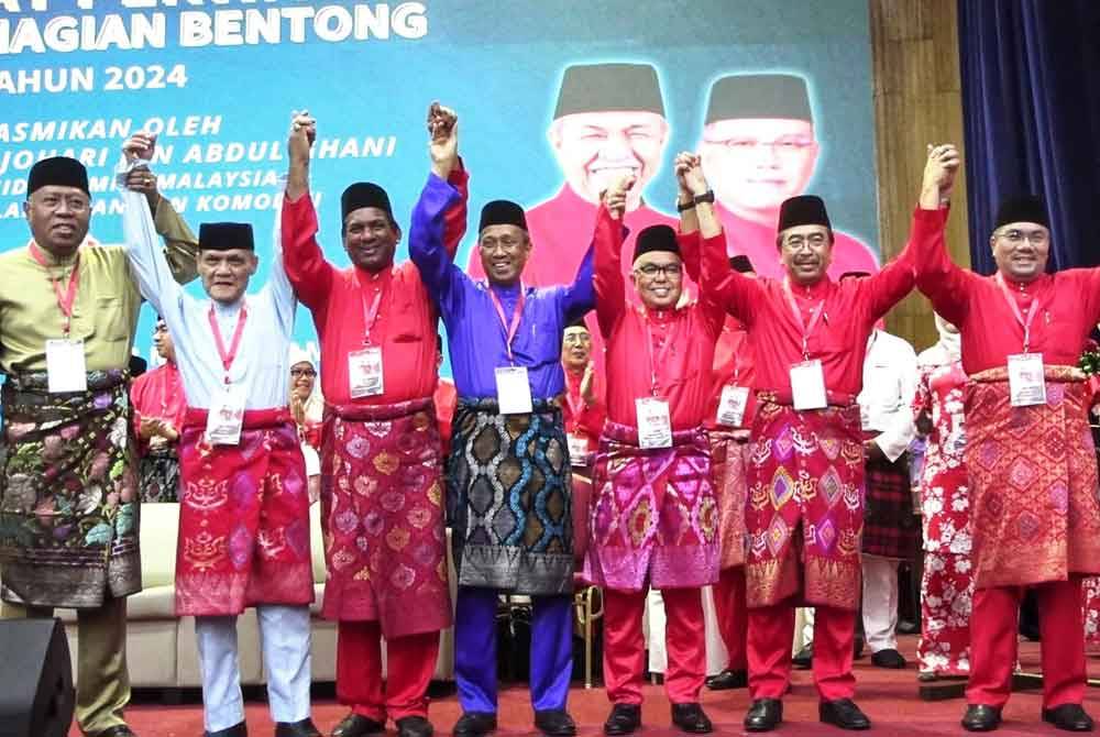 Johari (dua dari kanan) bersama Mohamad Zaini(tiga dari kanan) selepas perasmian mesyuarat bahagian itu di Dewan Jubli Perak Sultan Haji Ahmad Shah, Bentong pada Isnin.