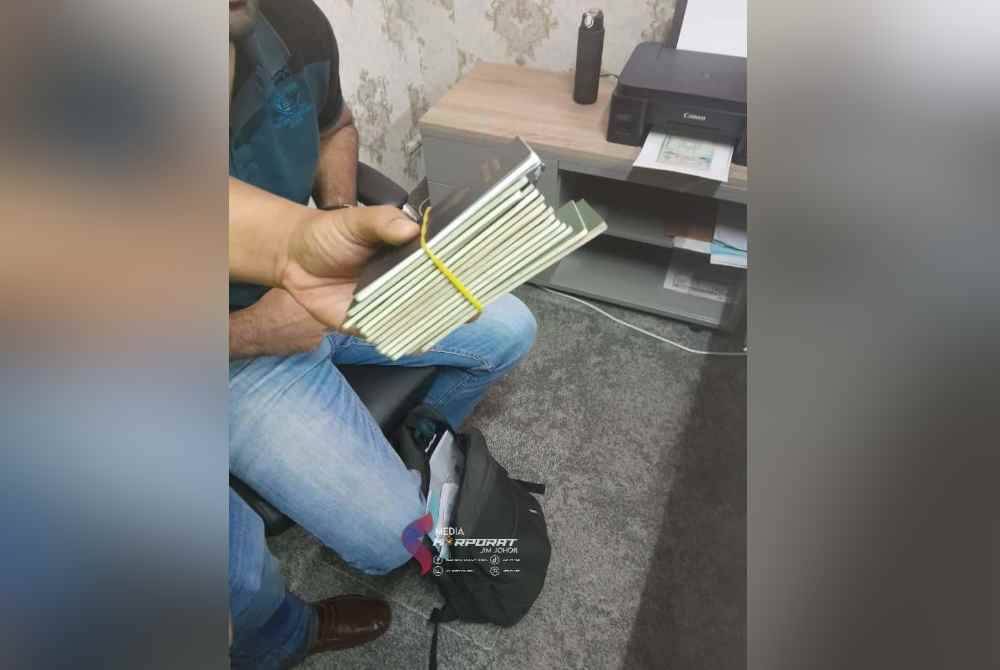 Beberapa pasport ditemui ketika Op Sita JIM Johor di sebuah premis pejabat di Permas Jaya pada Khamis lalu.