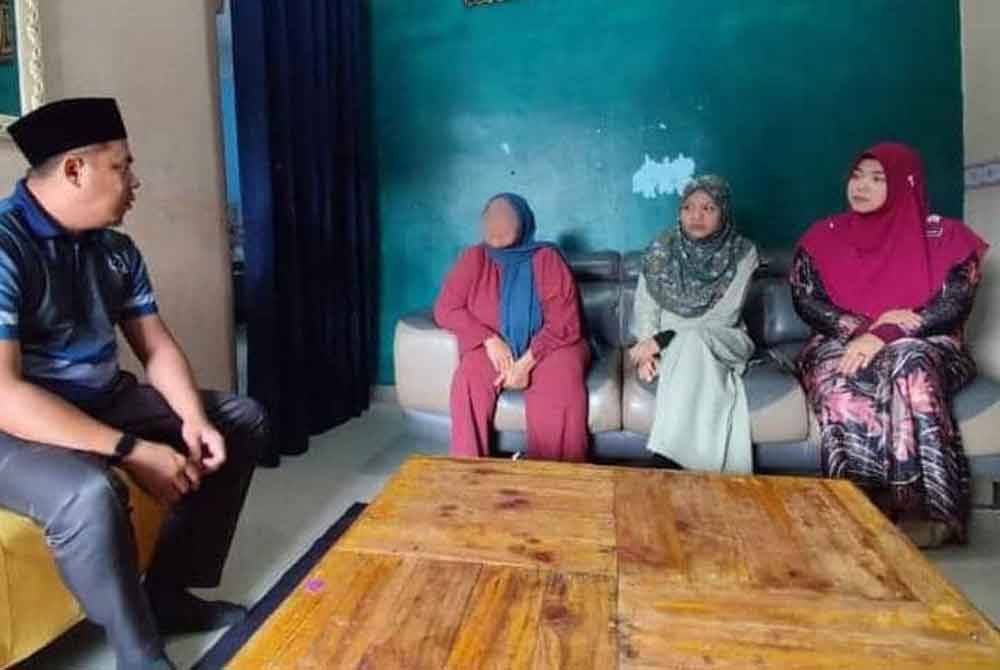 Pihak Zakat Selangor serta guru besar ketika menziarahi keluarga terbabit yang tinggal di Puchong.