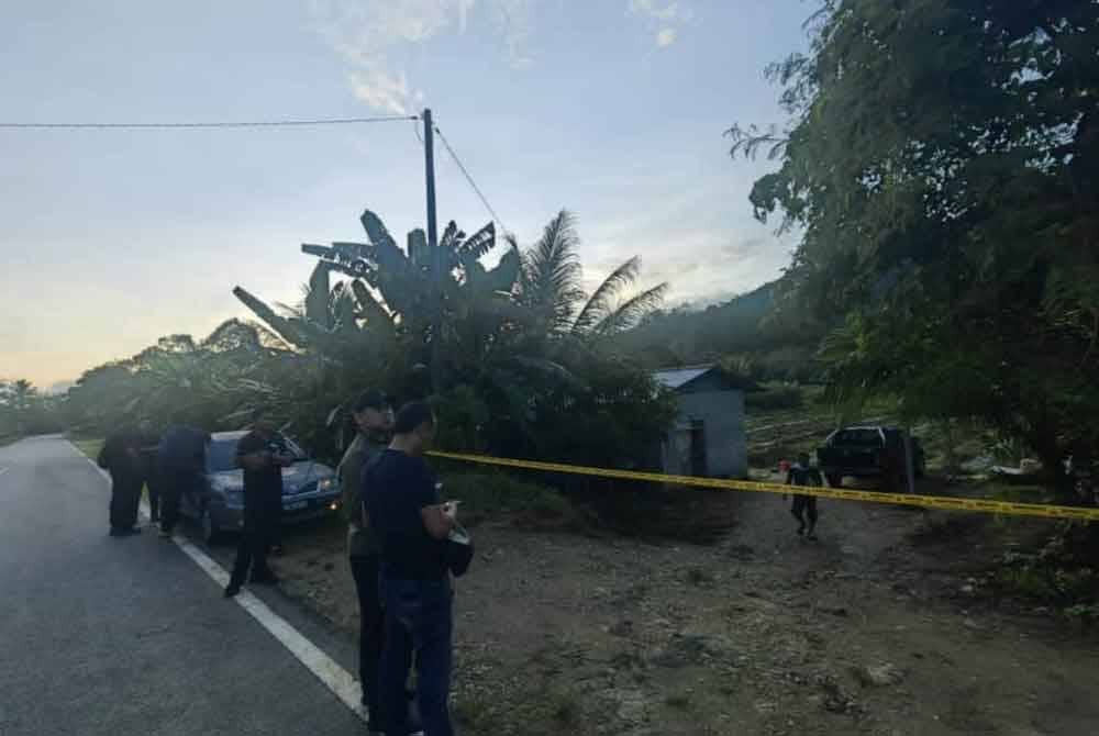 Polis menjalankan siasatan di lokasi rompakan. Foto ihsan PDRM