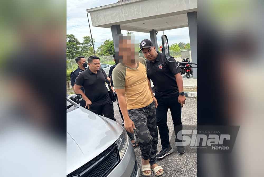 Seorang bapa (tengah) dihadapkan ke Mahkamah Sesyen pada Selasa, atas tuduhan merogol anak tirinya berusia 12 tahun di sebuah rumah di Bachok sekitar awal tahun dan Mei lalu.