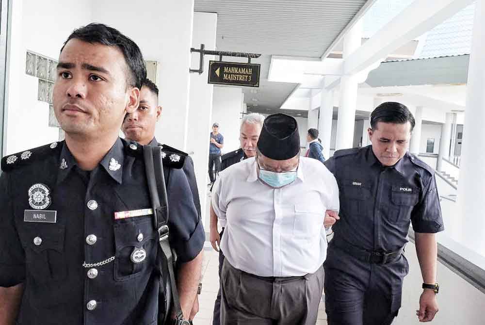 Mohd Heirman (tengah) mengaku tidak bersalah di Mahkamah Majistret di sini, pada Selasa.