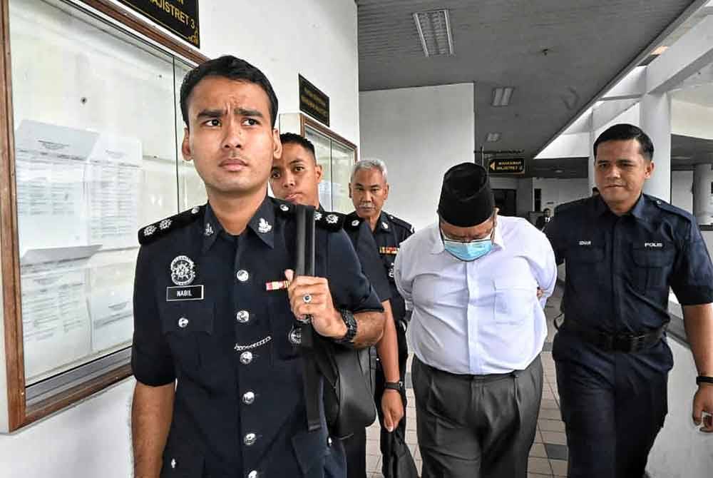 Mohd Heirman (dua dari kiri) ketika dibawa keluar dari Mahkamah Majistret di sini, pada Selasa.