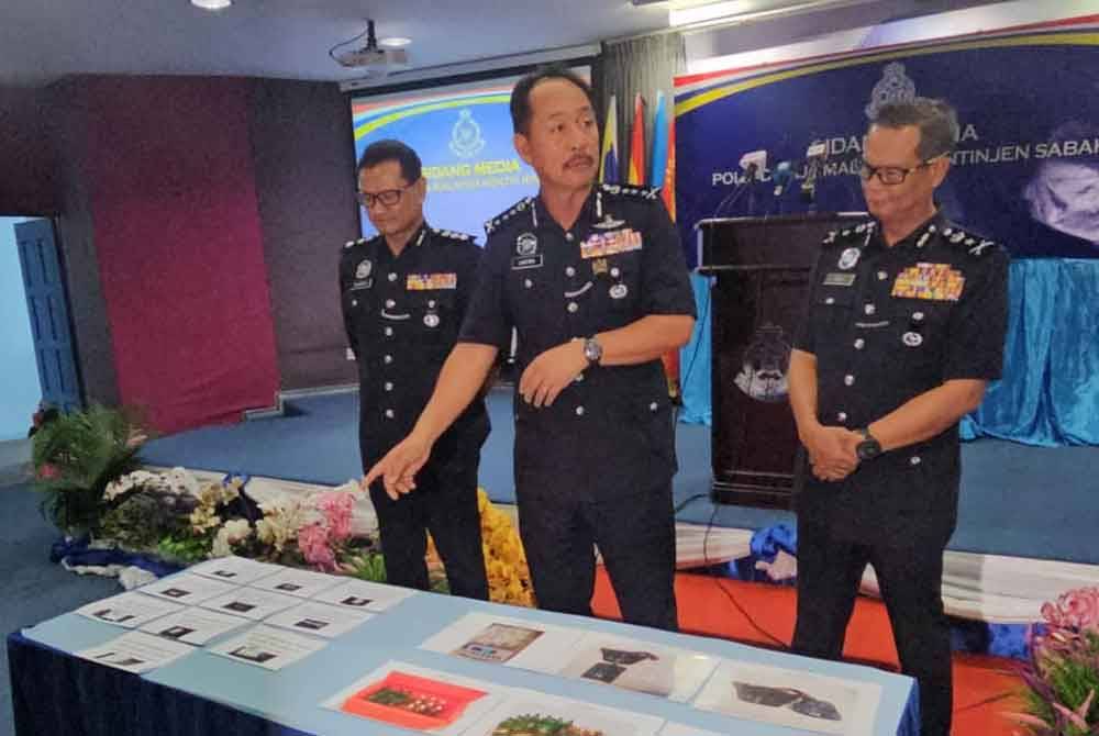 Jauteh (tengah) menunjukkan hasil tangkapan dadah yang berjaya dilakukan Polis Kontinjen Sabah dalam operasi yang dilaksanakan secara berterusan.