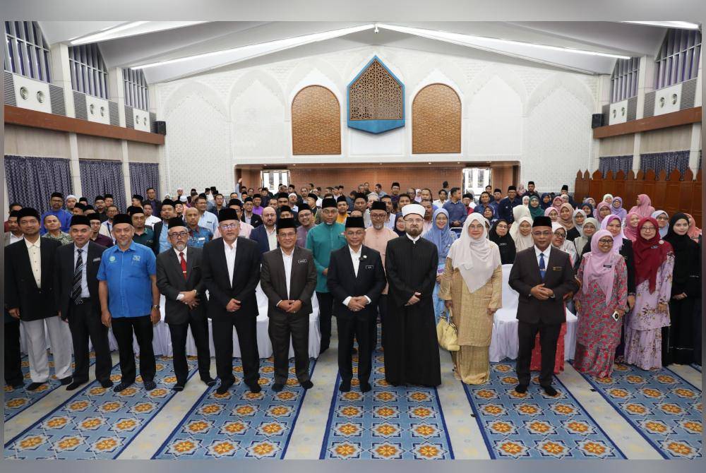 Mohd Na’im (tengah) merasmikan Konvensyen Akidah Ahli Sunnah Wal Jamaah pada Selasa.