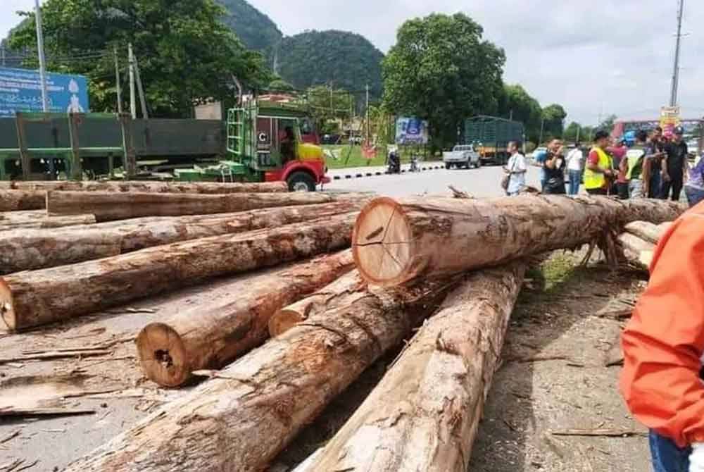 Keadaan di lokasi kejadian di Persimpangan Bendahara Jalan Gua Musang-Kuala Krai. Foto ihsan pembaca