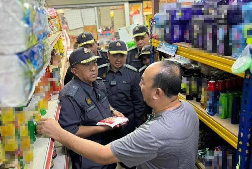 Pemeriksaan dijalankan terhadap premis perniagaan dan bot-bot nelayan yang terlibat dengan penggunaan barang kawalan berjadual jenis bahan api diesel.