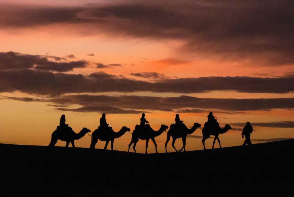 PERISTIWA hijrah dipilih sebagai titik permulaan kerana ia menandakan perubahan penting dalam sejarah Islam iaitu dari keadaan umat Islam yang tertindas di Makkah kepada pembentukan negara Islam yang berdaulat dan stabil di Madinah. -Foto: Canva