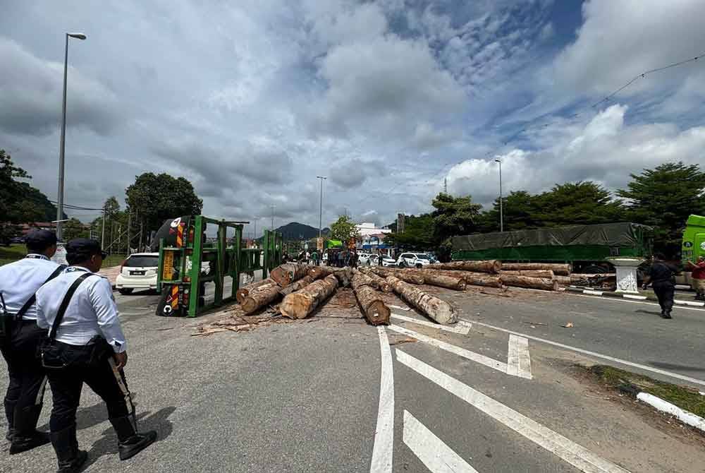 'Turn-table' patah menjadi punca sebuah lori yang membawa muatan balak terbalik lalu mengenai motosikal ditunggang seorang wanita di Persimpangan Bendahara Jalan Gua Musang-Kuala Krai pada Selasa.