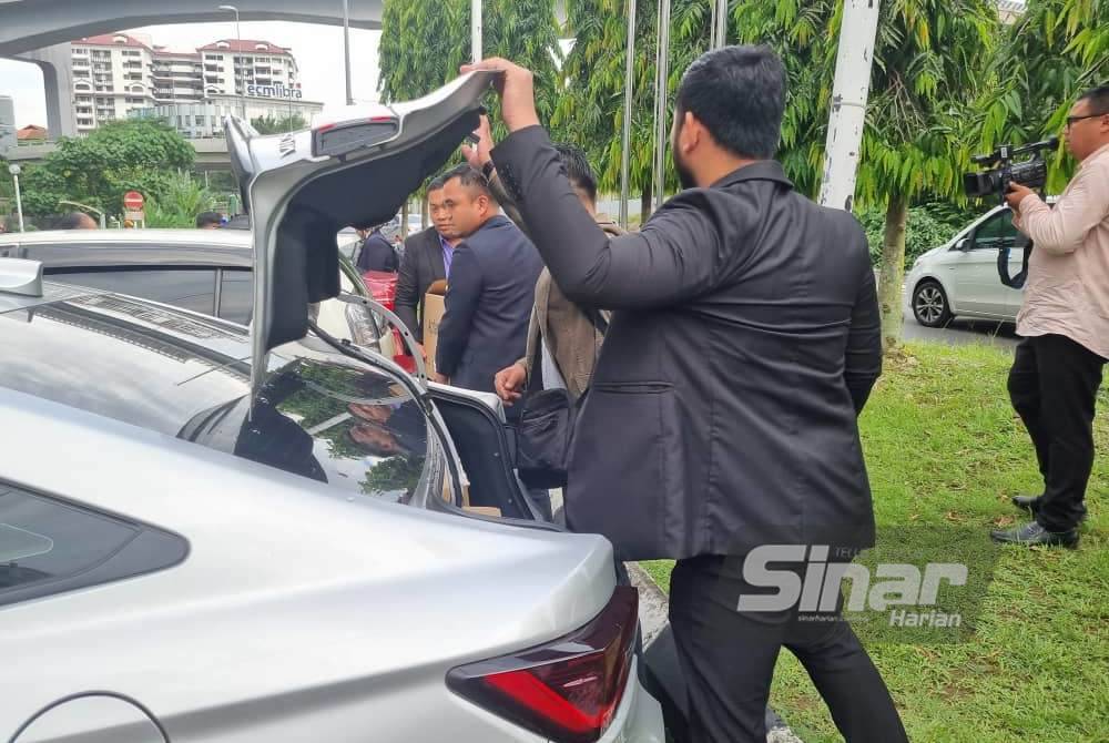 Tiga kotak dipercayai berisi dokumen dari bangunan HRD Corp di Jalan Beringin, Kuala Lumpur dimasukkan ke dalam kenderaan. Foto HISYAMUDDIN AYUB