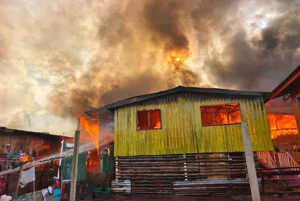 Antara rumah yang musnah dalam kebakaran di Kampung Kuala Abai, Kota Belud.