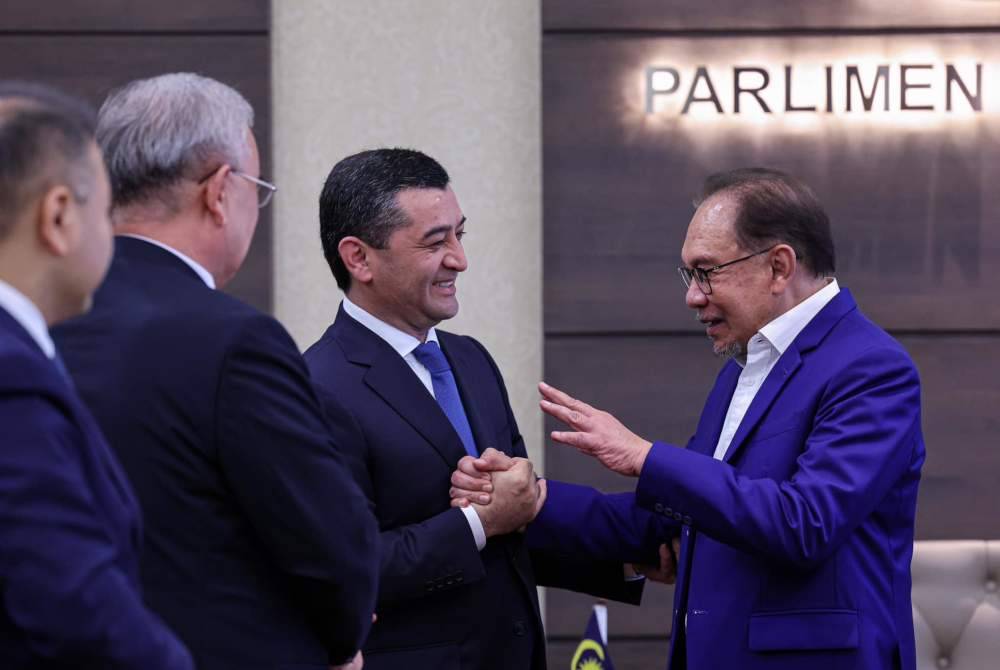 Anwar (kanan) pada Selasa menerima kunjungan hormat Menteri Luar Uzbekistan, Bakhtiyor Saidov (dua dari kanan) yang dalam lawatan rasmi sehari ke Malaysia. Foto Facebook Anwar Ibrahim