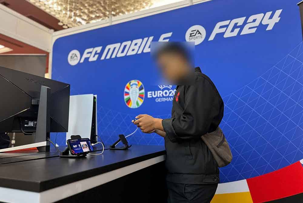 Orang ramai boleh mencuba permainan video EA Sports FC24 dan EA Sports FC Mobile dalam 'Fastest Goal Challenge' sempena Riuh Euro di Restoran Hakim bermula dari malam 14 Julai hingga awal pagi 15 Julai.