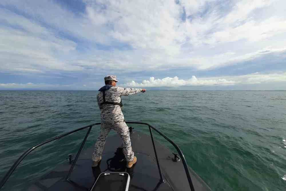 MRSC Langkawi telah mengkoordinasikan Operasi Carilamat dan bot ronda Maritim Malaysia, bot Perkasa 1224 dan bot Perkasa 1227 telah ditugaskan ke lokasi mangsa disyaki terjun ke laut. Foto Maritim