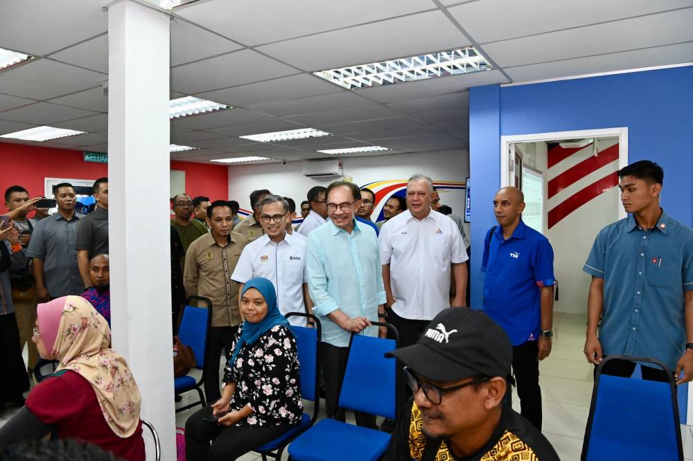 Anwar (empat dari kanan) melihat kemudahan dan operasi NADI Kampung Dato' Ahmad Said Tambahan 2.