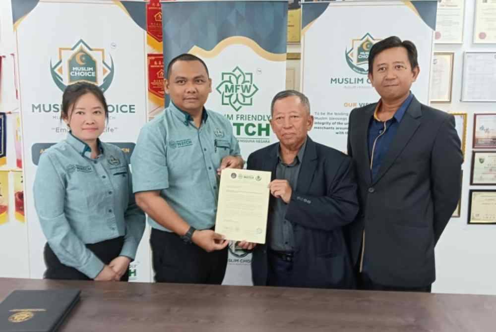 Noorman (dua dari kiri) bertukar dokumen dengan Zainal selepas majlis MoU di Pejabat MTPN, Mount Austin, Johor Bahru pada Rabu