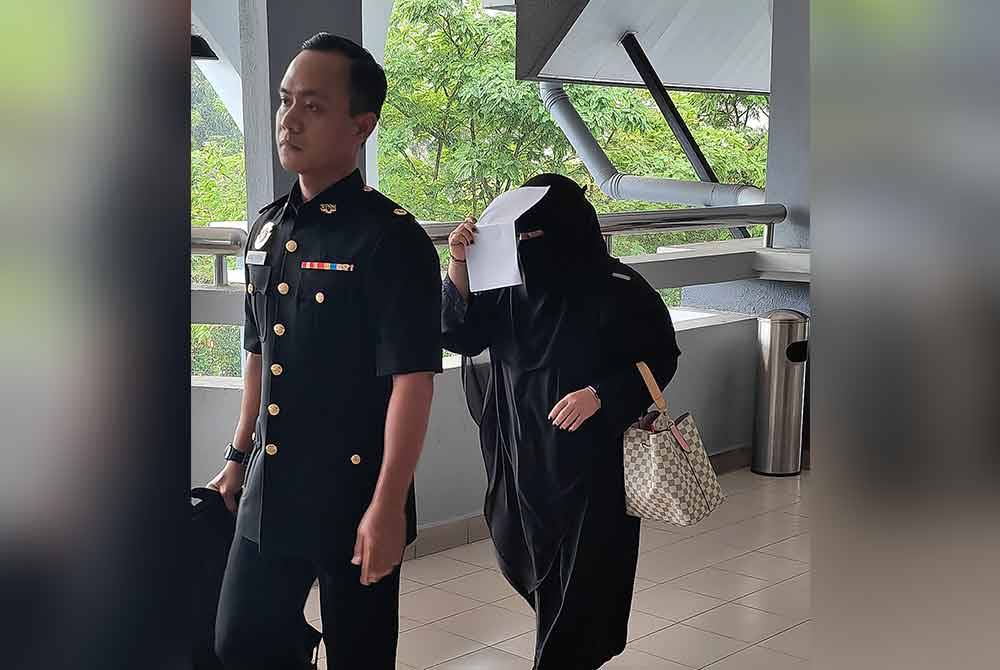 Tertuduh memakai jubah hitam dan berpurdah ketika hadir ke mahkamah atas 13 pertuduhan untuk tidak melakukan penguatkuasaan berkaitan kes tuntutan berjumlah hampir RM60,000.