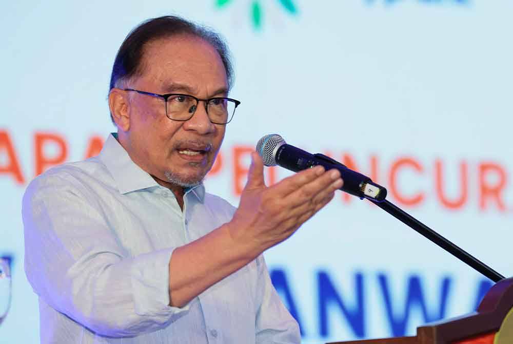 Perdana Menteri, Datuk Seri Anwar Ibrahim berucap pada Majlis Peluncuran Loji Janakuasa Solar Hibrid Cypark di Cypark Solar Merchang, pada Rabu.Foto Bernama