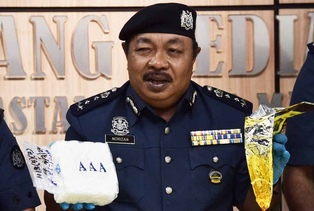 Norizan menunjukkan bungkusan dadah pada sidang media di bangunan Wisma Kastam pada Rabu. Foto Bernama