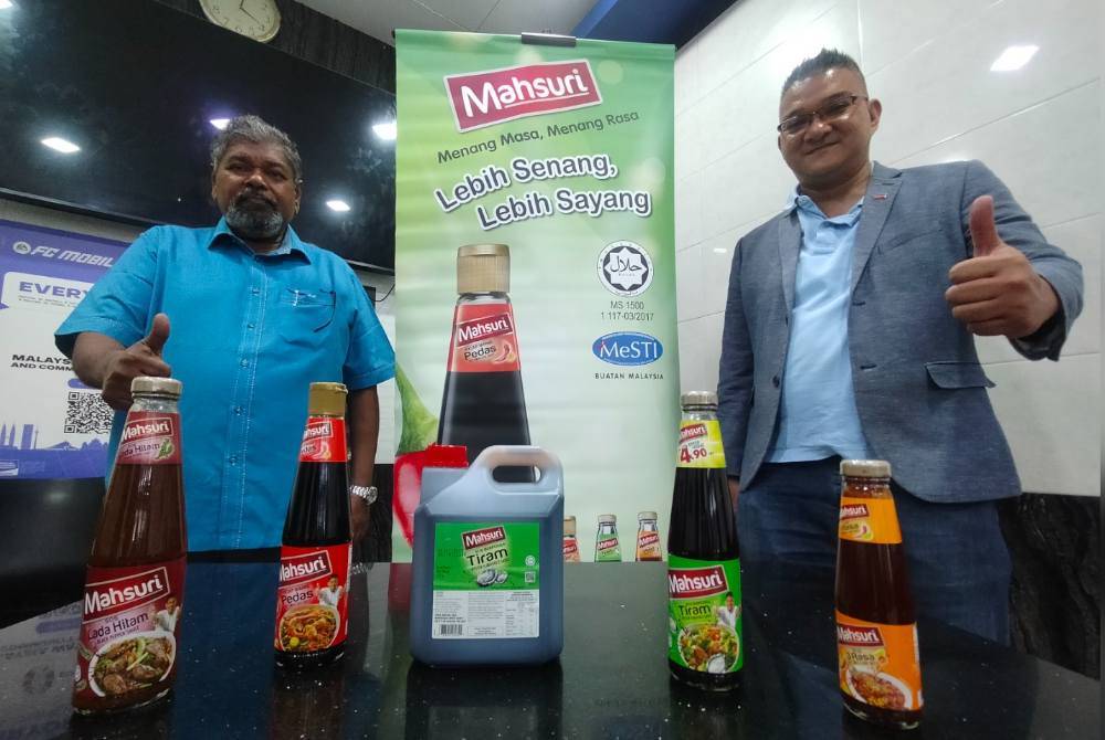 Pemilik Restoran Hakim, Hakimsa (kiri) turut memilih menggunakan produk keluaran Mahsuri Dagang dalam masakannya.