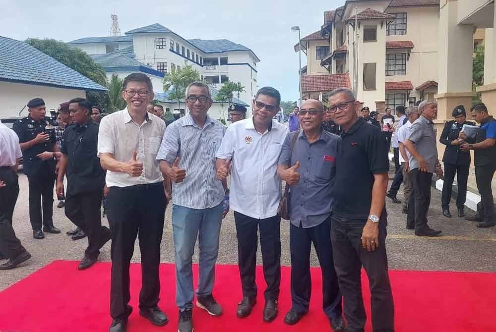 Saifuddin (tengah) selepas Majlis pertemuan Perdana Menteri bersama warga Kementerian Dalam Negeri di IPD Marang