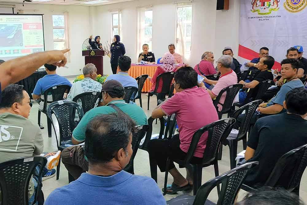 Proses lelongan awam kenderaan lucut hak siri 1/2024 JPJ Pahang yang berlangsung di Dewan Sri Makmur Ibu Pejabat JPJ Pahang pada Rabu.