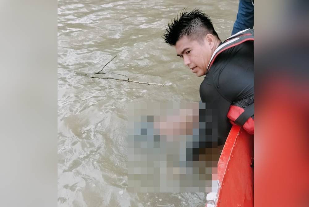 Mangsa dinaikkan oleh seorang anggota PPDA. Foto BBP Iskandar Puteri