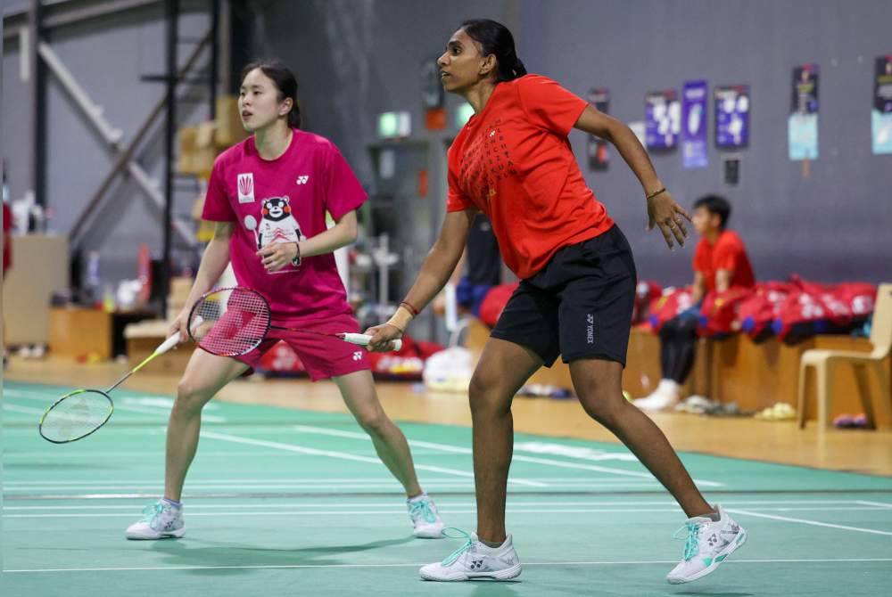 Thinaah (kanan) dan Pearly giat menjalani latihan di Bukit Kiara menjelang 15 hari menuju Sukan Olimpik 2024 di Paris. Foto Bernama