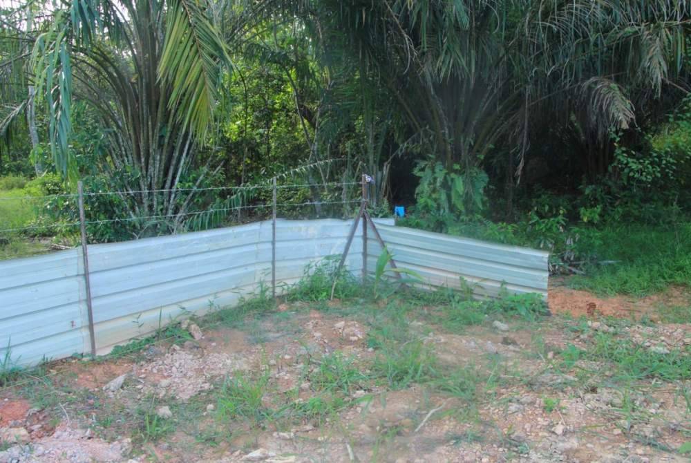 Pemeriksaan dibuat ke lokasi kejadian yang mempunyai peket keropok tergantung di dawai besi pagar disyaki mengandungi racun bagi tujuan perangkap haiwan liar. Foto PDRM