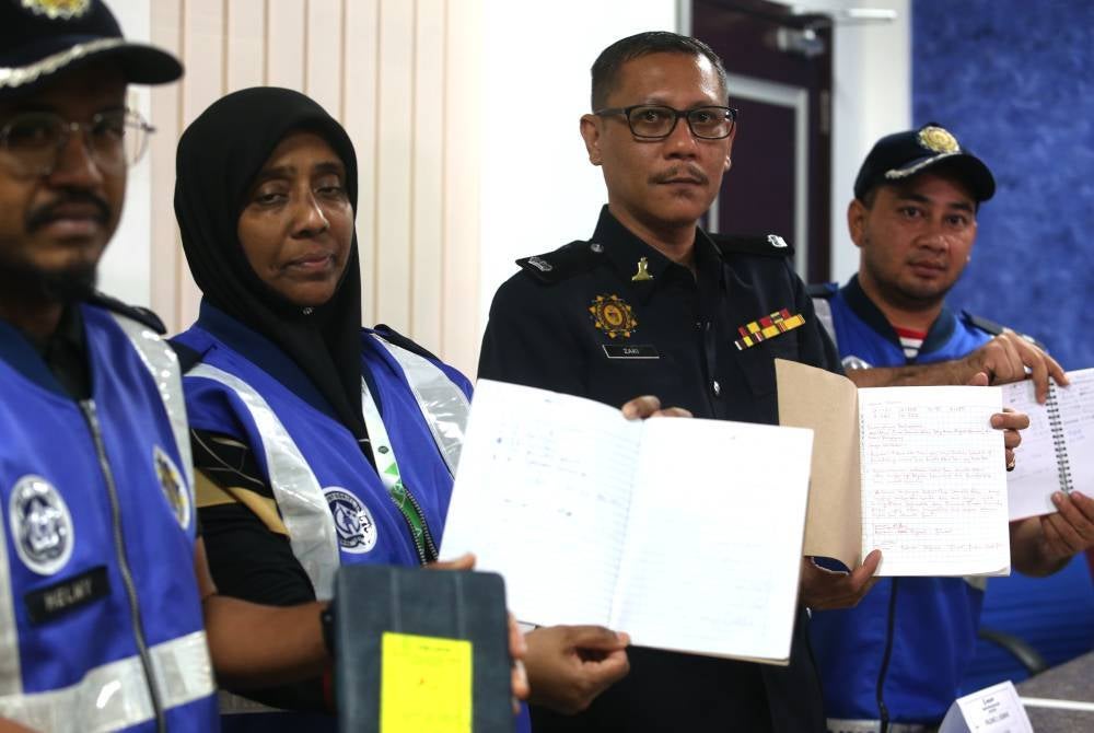 Ahmad Zaki (dua dari kanan) menunjukkan antara barangan yang dirampas di rumah suspek.