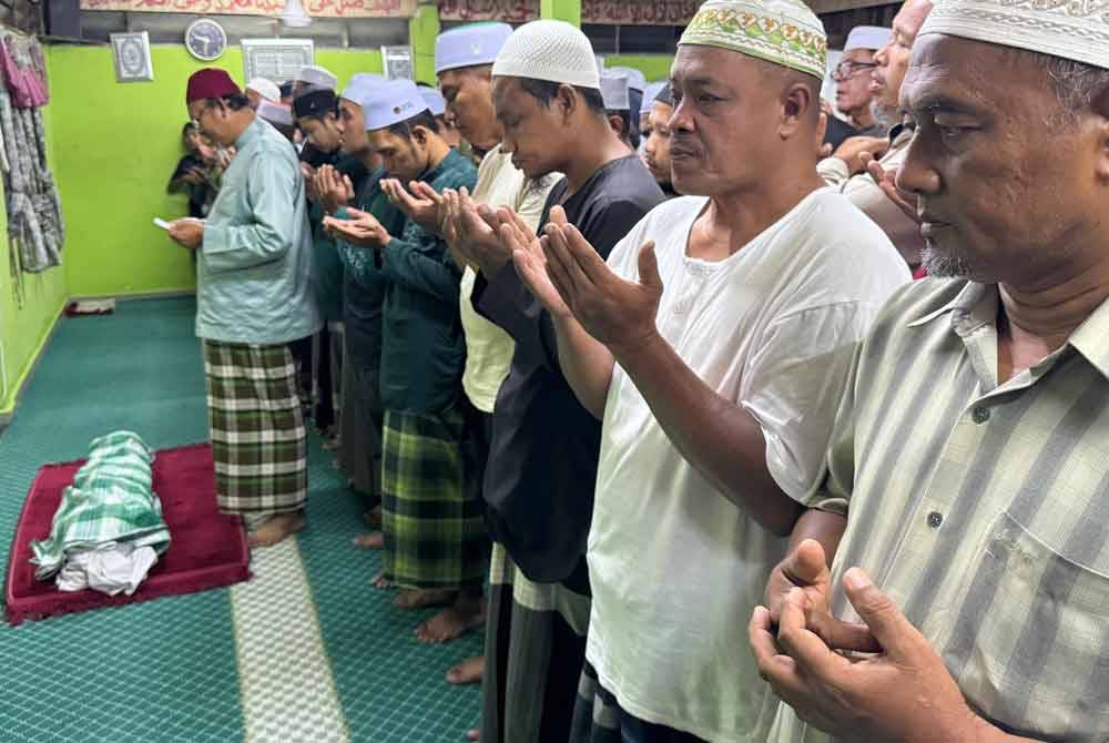 Antara yang hadir menunaikan solat jenazah Muhammad Akil.