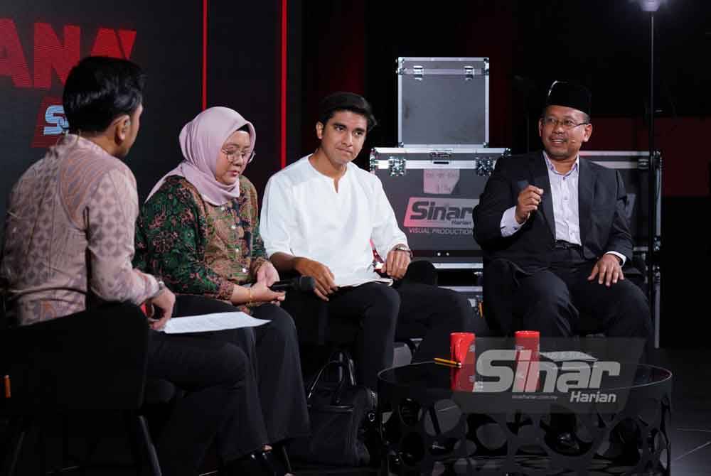 Suhaizan (kanan) semasa program Wacana Sinar edisi 447 bertajuk “Nak Peruntukan Kena Lari?” yang berlangsung di Kompleks Kumpulan Karangkraf pada Rabu. FOTO: SINAR HARIAN / MOHD HALIM ABDUL WAHID