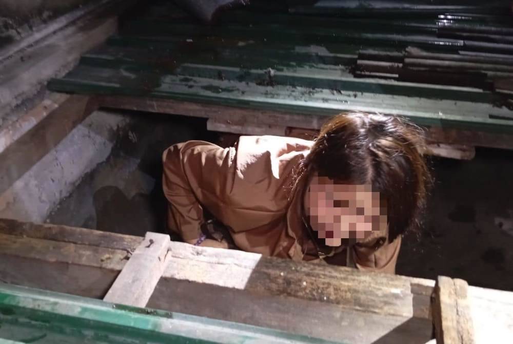 Pelayan pelanggan (GRO) cuba bersembunyi di ruang atas bumbung bagi mengelak ditahan pihak imigresen.