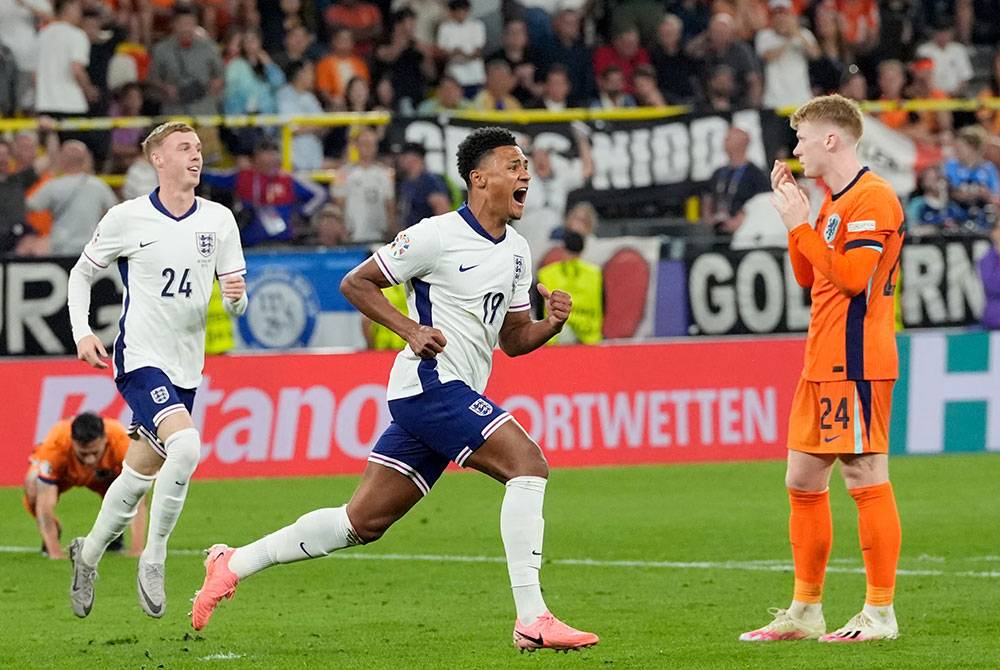 Watkins (tengah) meledak gol kemenangan England pada minit ke-90. Foto: Agensi