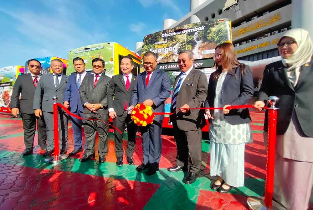 Suee Lim (lima dari kiri) mengiringi Amirudin (empat dari kanan) merasmikan Majlis Pelancaran Iklan Panel Belakang Bas Smart Selangor.