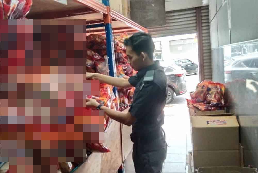 Pegawai KPDN memeriksa stok keropok.