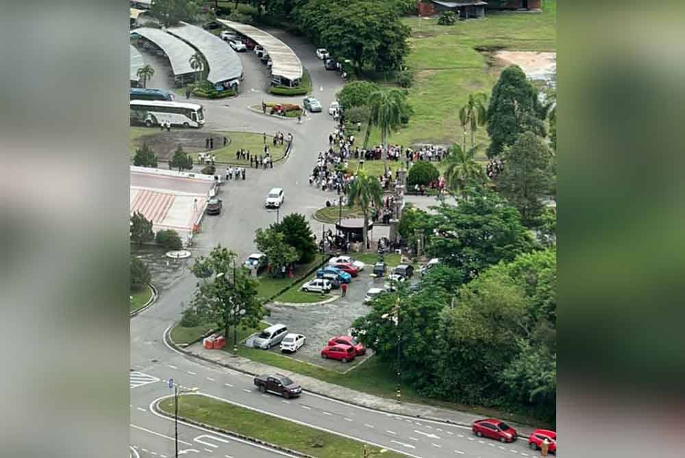 Kakitangan dan orang awam berkumpul di kawasan tempat berkumpul selepas merasai gegaran sekitar Kota Kinabalu.