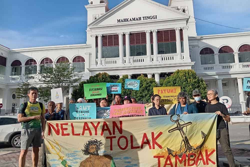 Kumpulan nelayan dan NGO yang hadir mengikuti keputusan semakan kehakiman di Mahkamah Tinggi Pulau Pinang pada Khamis.