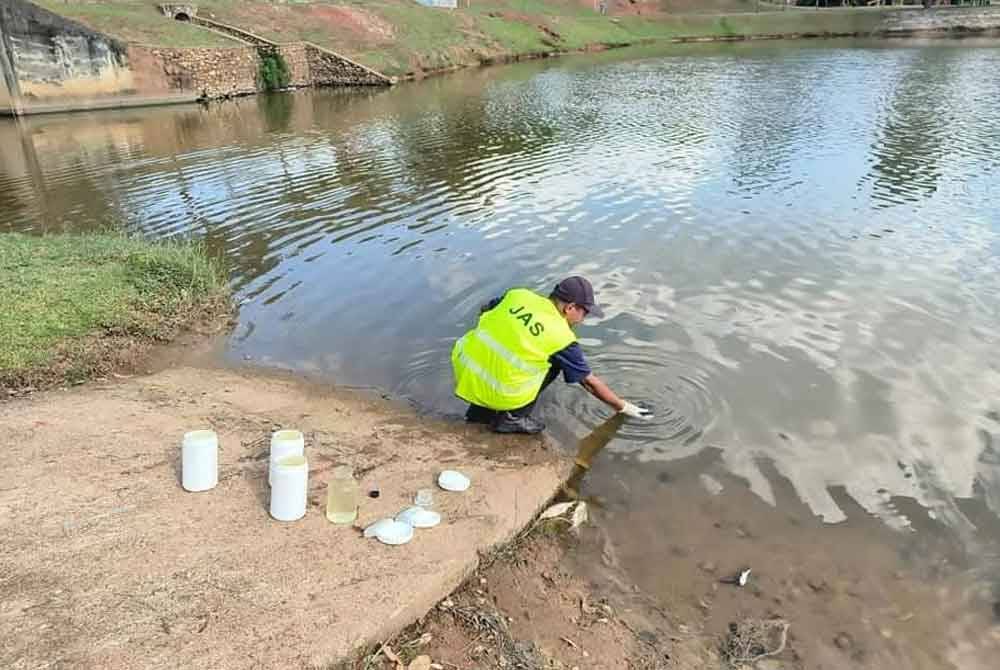JAS Pahang mengambil sampel air di Tasik Bandar Indera Mahkota. Foto Facebook JAS