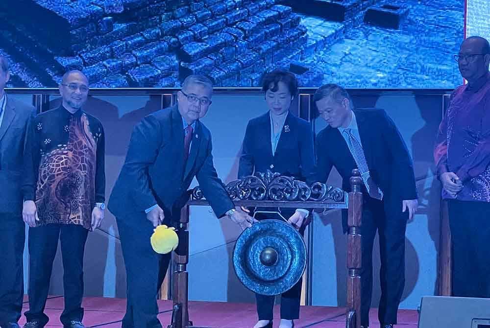 Aaron (dua kiri) mengetuk gong sebagai simbolik merasmikan Persidangan Antarabangsa: Sejarah Kedah Tua berdasarkan Catatan Yi-Jing di sebuah hotel di Petaling Jaya pada Khamis.