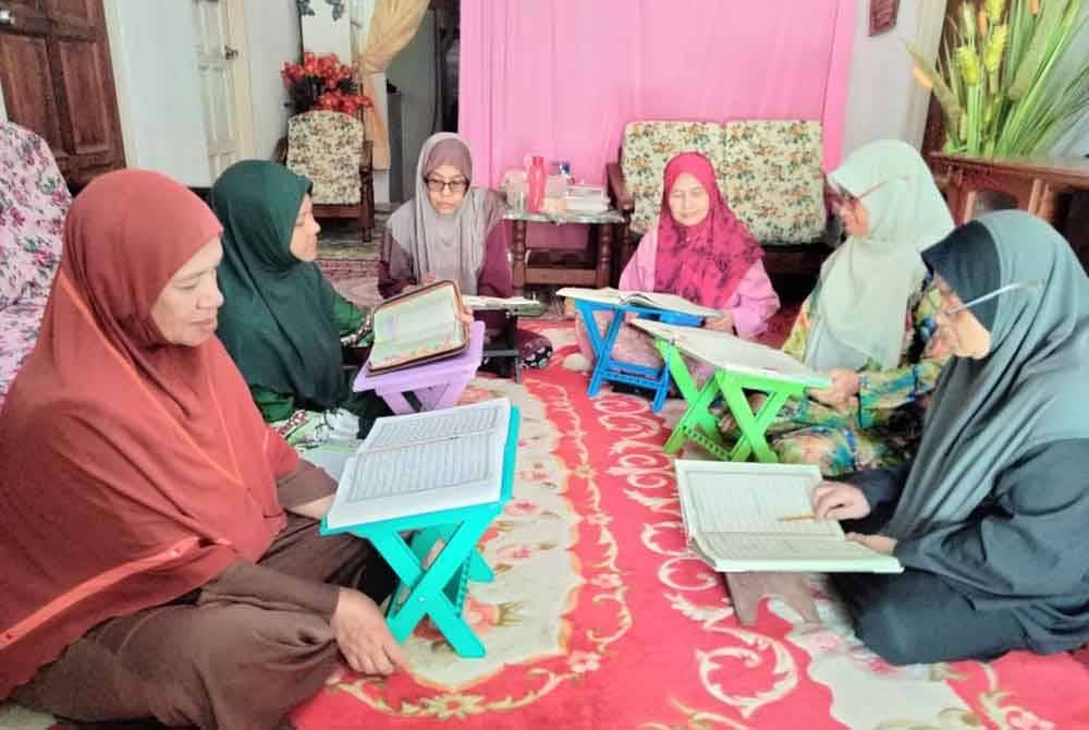 Noor Huda (dua dari kiri) mengajar al-Quran kepada sekumpulan wanita di Kampung Kubang Terap, Pasir Mas.