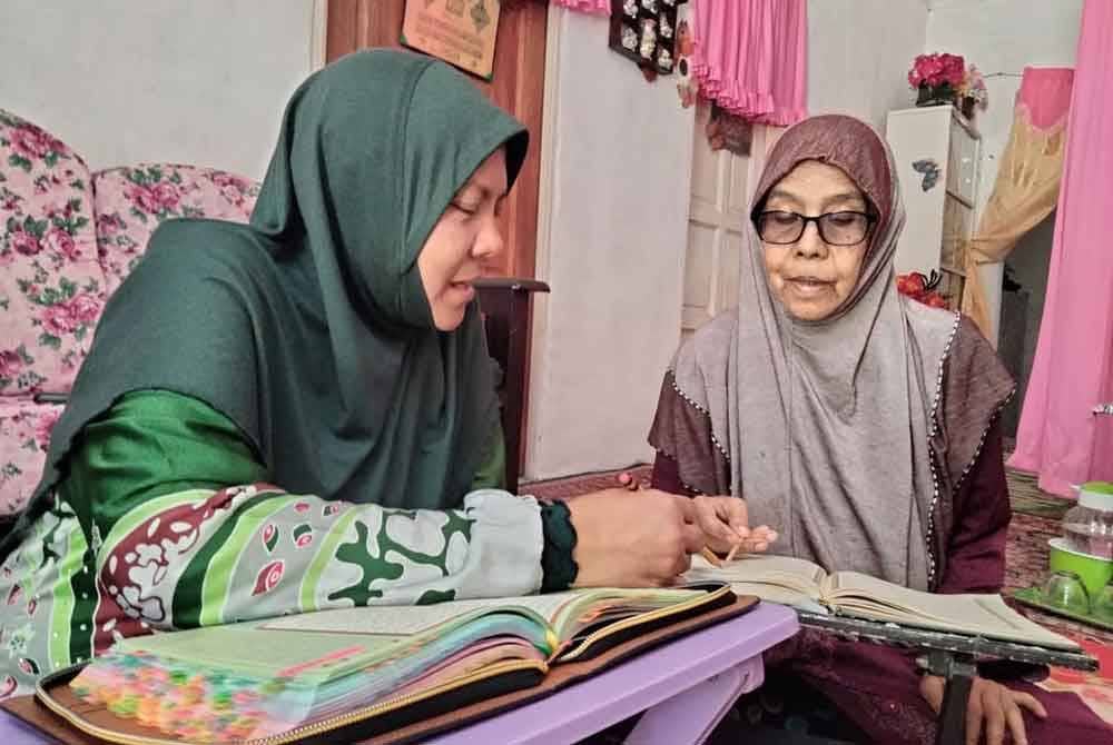 Noor Huda (kiri) mengajar bacaan al-Quran yang betul kepada Khatijah.