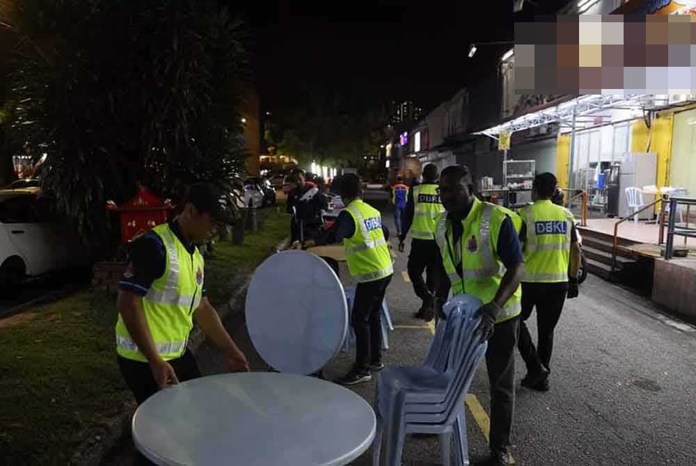 Meletakkan barangan atau barang niaga di tempat awam adalah satu kesalahan.