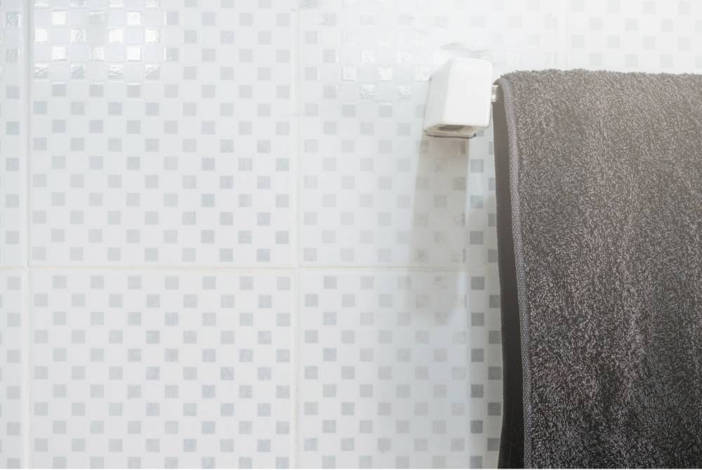 MENGGANTUNG atau meninggalkan pakaian di dalam tandas tiada kaitan sama sekali dengan saranan dan perintah agar manusia tidak berlama-lama di dalamnya yang merupakan tempat tinggal syaitan. -Foto: Canva