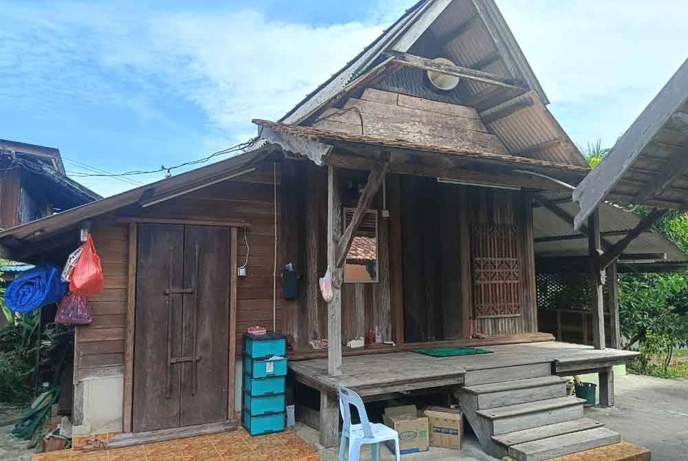 Surau Tokku Paloh yang terletak di Kampung Paloh di sini menarik perhatian selepas video tular mendakwa terdapat tiang di surau berkenaan yang menjadi tempat bersandar Nabi Khidir ketika bertemu Tokku Paloh.