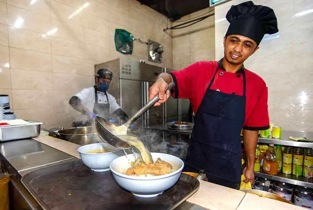 Tukang masak Awie Kadir ketika menyediakan hidangan Sup Ikan Labuan aneka rasa seperti sup tomato, sup sayur masin, sup peria, sup tom yam, sup kari, dan sup nyonya di salah sebuah restoran, Fisherman Habour di pusat bandar Labuan.